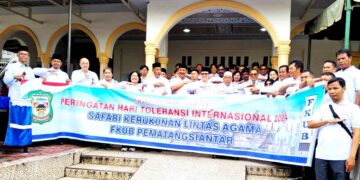 Poto bersama di depan Masjid  Istiqomah