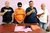 Tersangka dan barang bukti diapit petugas