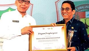Zainal Siahaan mewakili  Walikota  Siantar terima penghargaan