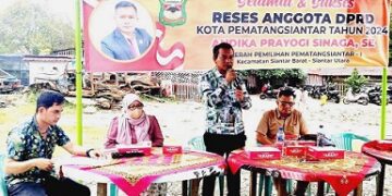 Andika Parogi didampingi Frans Haloho dan Ninawaty tokoh perempuan