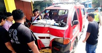 Angkot yang menyeruduk rumah warga