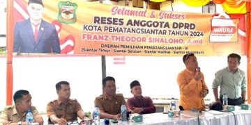 Frans Theodor Sihaloloh didampingi Andika Prayogi Sinaga , camat,  Lurah dan tokoh masyarakat