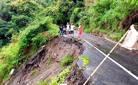Longsor yang memakan jalan