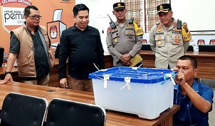Penyegelan kotak plastik berisi D hasil KWK Gubernur disaksikan Ketua KPU, Kapolres dan Bawaslu