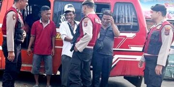 Personel Polisi di stasiun angkutan umum Pasar Horas