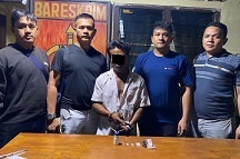 Tersangka dan barang bukti diapit polisi