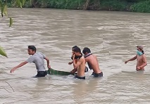 Jenazah dievakuasi menyeberangi sungai