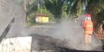 Kebakaran tinggal puing-puing