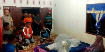 Koban disemayamkan di rumah keluarga