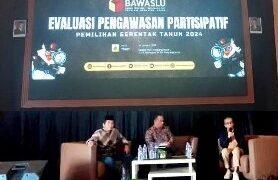 Nara sumber paparkan pemaparan dipandu moderator (tengah)
