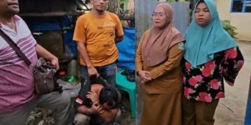 Saat tersangka diamankan, turut disaksikan perangkat desa