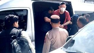 Tersangka utama keluar dari mobil