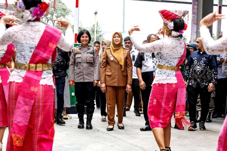 Wakil Walikota disambut tarian Simalungun
