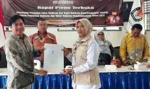 Herlina terima berita acara penetapan pemenang Pilkada  2024 dari Ketua KPU Siantar
