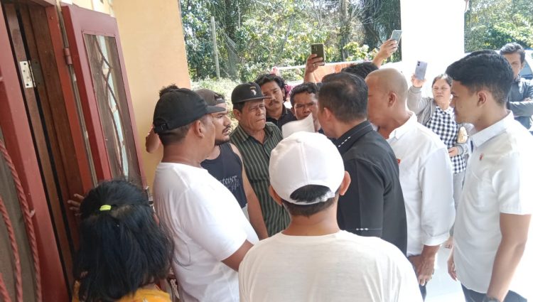 Personel Polres Simalungun sebelum menyita empat mobil hasil penggelapan