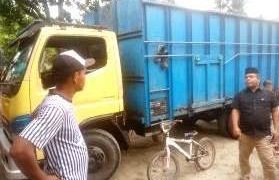 Truk dan sepeda yang dikenderai korban