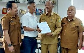 Wakil Ketua DPRD Siantar serahkan berkas kepada Harianto Butar-butar
