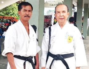 Dr H Rustam Effendi YS SpPD KGEH dan Mangandar Sianipar , dua dari tiga penyusun/editor Buku Perjalanan Perguruan Karate Kala Hitam Sejak 20 Januari 1972