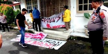 Segel Kantor DPRD Siantar