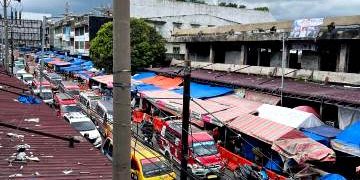Gedung 4 Pasar Horas yang akan dirobohkan dan situasi lalulintas