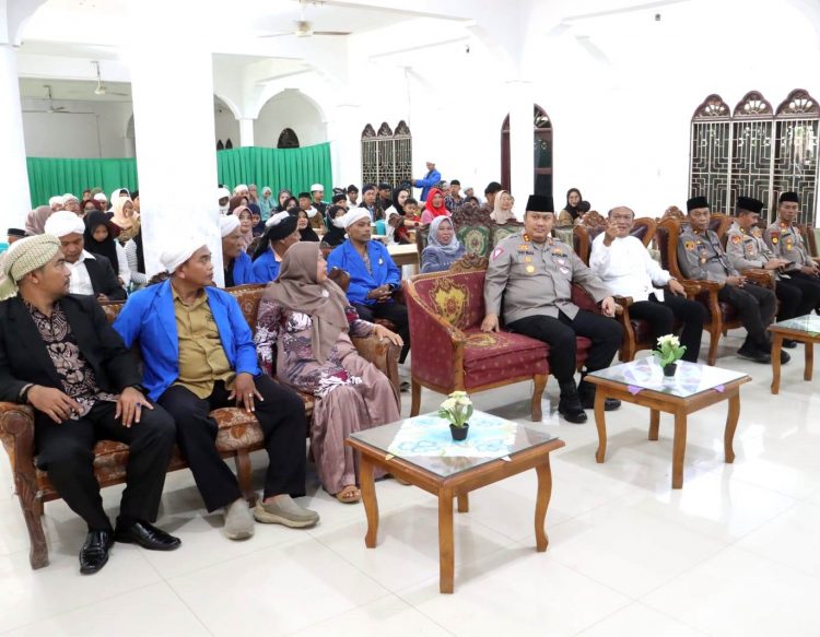 Kapolres Simalungun dan jajaran di Pesantren Persulukan