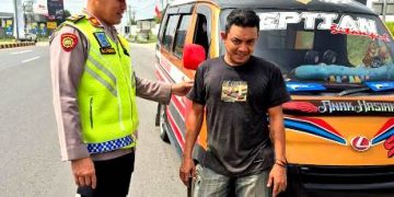 Seorang sopir yang menjalani test urine
