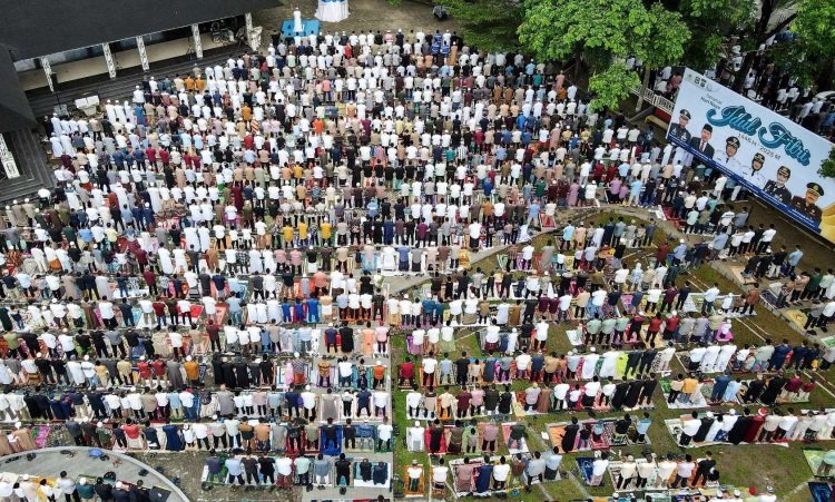 Sholat Idul Fitri di lapangan H Adam Malik