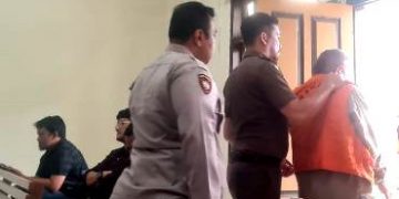 Terdakwa dikawal keluar dari ruang persidangan