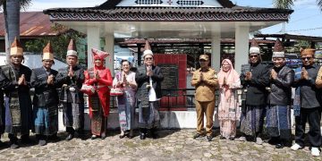 Poto bersama di depan makam Sang Naualuh Damanik