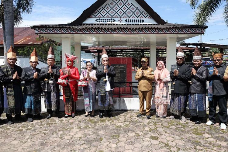 Poto bersama di depan makam Sang Naualuh Damanik