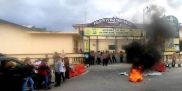 Aksi bakar ban di depan Mapolres
