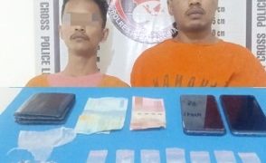 Kedua tersangka dan barang bukti