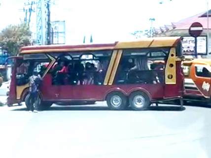 Odong-odong yang mogok di tengah jalan