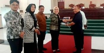 Penyerahan SK Pansus DPRD Siantar