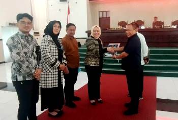 Penyerahan SK Pansus DPRD Siantar