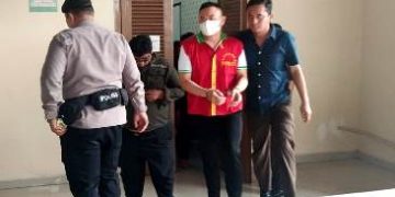 Terdakwa keluar dari ruang persidangan