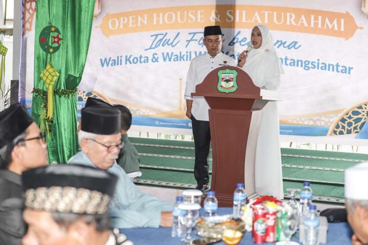 Wakil Walikota dan suami sampaikan sambutan
