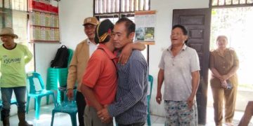 Warga yang berkonflik saling berangkulan
