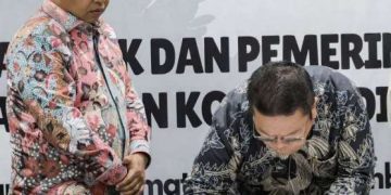 Wesly Silalahi disaksikan Timbul Marganda Lingga tandatangani Komitmen Anti Korupsi