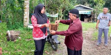 Aam Hasanudin serahkan lebah madau kepada Wakil Walikota