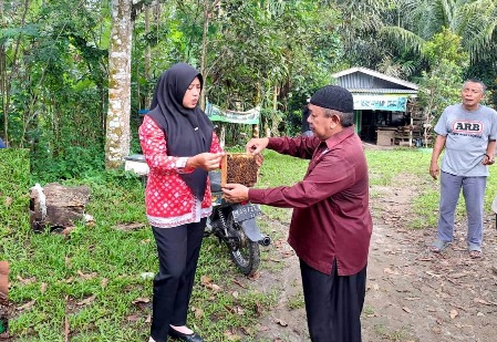 Aam Hasanudin serahkan lebah madau kepada Wakil Walikota