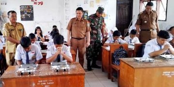 Sebelum menyantap MBG, para siswa tampak berdoa