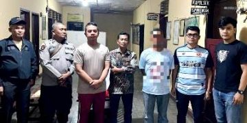 Ayah predator diapit petugas