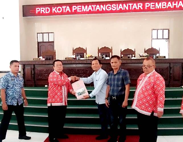 DPRD Siantar serahkan hasil pembahasan LKPj kepada Walikota