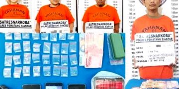 Keempat tersangka bersama barang bukti