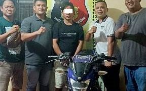 Pelaku dan barang bukti diapit petugas