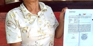 Pelapor perlihatkan surat pengaduan