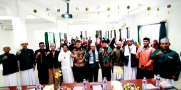 Nara sumber dan panitia serta peserta poto bersama
