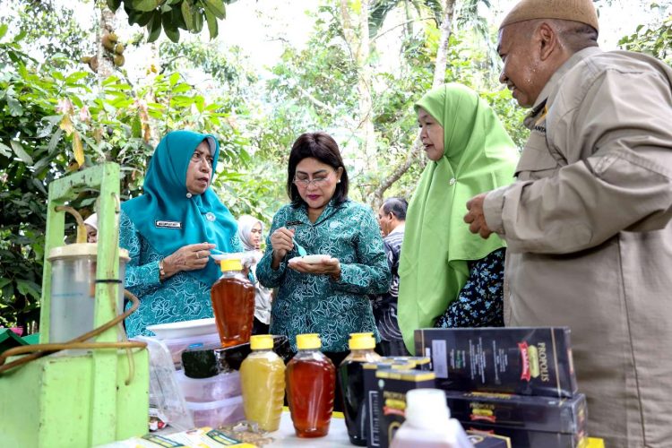 Ny Hj Titiek Sugiharti Surya, Ny Liswati Wesly Silalahi, Hj Sabariah Harahap SPd dan Aam Hasanudin
