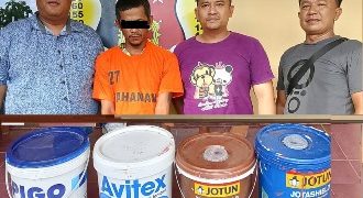 Pelaku dan barang bukti diapit petugas